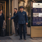 Eingang zum Hotel mit einem sichtbaren digitalen Totem im Freien
